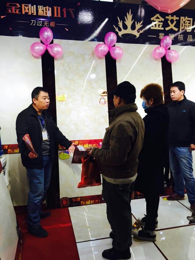 20151124092502166 南宫娱乐瓷砖事情职员向主顾介绍产品