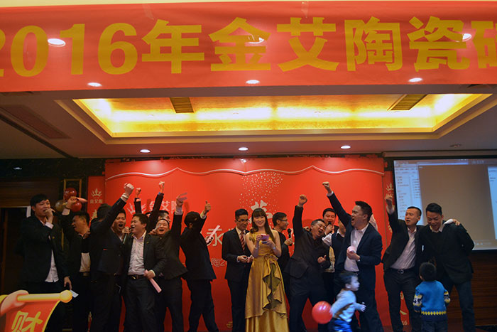 陪同着全体职员合唱的《我相信》，，，晚会圆满落下帷幕