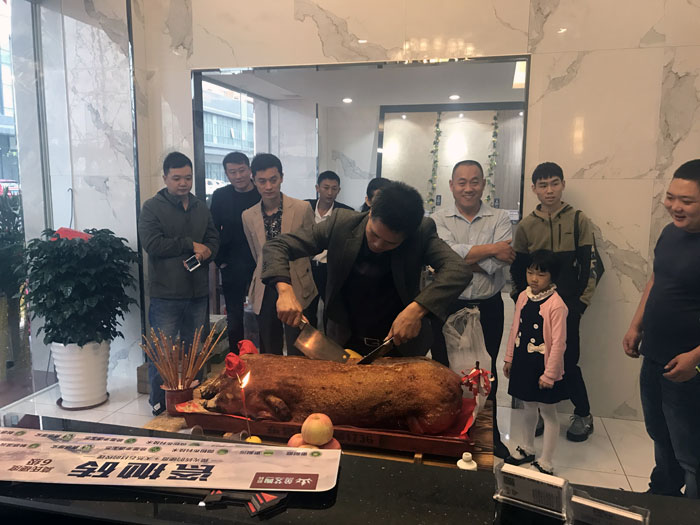 南宫娱乐瓷砖品牌作为陶瓷一线品牌，，，，，近年来一直的推出爆款新品，，，，，受到众多消耗者的喜欢。。。。。。2017年11月19日，，，，，一群生气蓬勃的南宫娱乐人正在主要有序的忙碌着，，，，，为南宫娱乐中山古镇店即将最先的开业仪式做最后的准备。。。。。。  上午10点28分，，，，，锣鼓喧天，，，，，掌声震惊，，，，，南宫娱乐中山古镇专卖店迎来了盛大开业的良辰吉时。。。。。。?