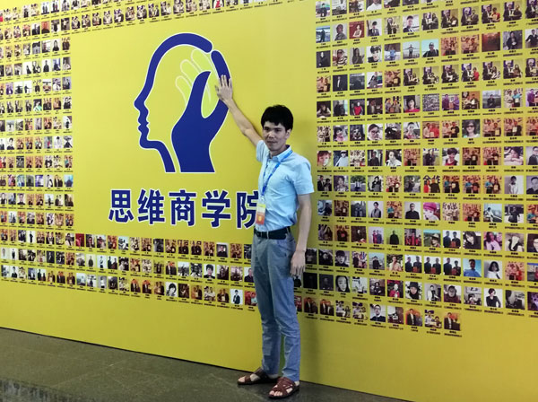 现在，，80后已经生长为壮年，，逐渐成为各个岗位的主要认真人，，因生涯的洗礼变得理性而不再激动。。。。。“80后”，，他们青春洋溢，，在各个岗位上都冲在最前线。。。。。“80后”独具个性和魅力，，已然成为各行各业主力军代表人物。。。。。作为80后典范的创业乐成代表陶瓷一线品牌 南宫娱乐瓷砖 龙川总署理吴金星与他的销售团队即是其中之一。。。。。
