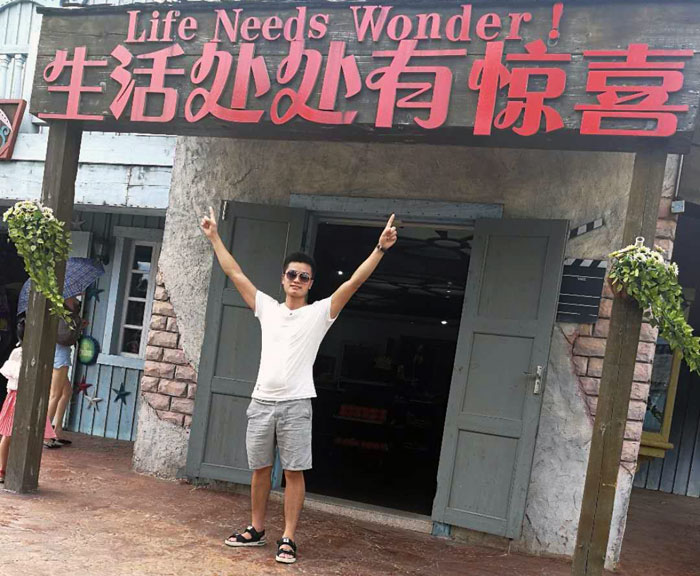 身为年轻一代的90后，，，，，，但他看起来却比同龄人多了那份沉稳，，，，，，他就是本次专访的新闻人物——湖南岳阳总署理秦志雄。。。。。